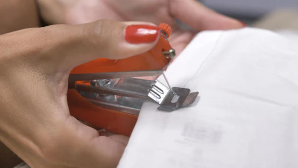 Mini Handnaaimachine™ – De Oplossing voor onverwachte Mode-Momenten!